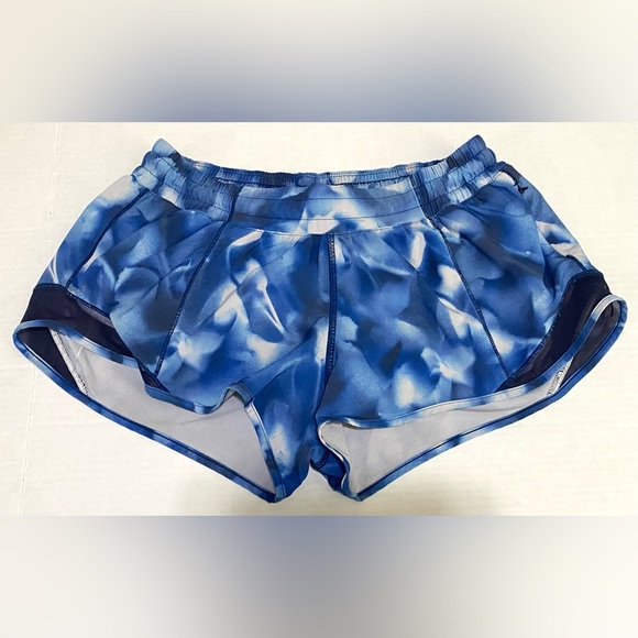 Lululemon Womens 8 Lined Low Rise Hotty Hot 2.5” Shorts in Blue/White Print - Picture 5 of 16